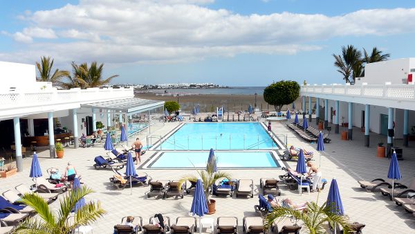Hotel Las Costas - Pool, dahinter Playa De Los Pocillos